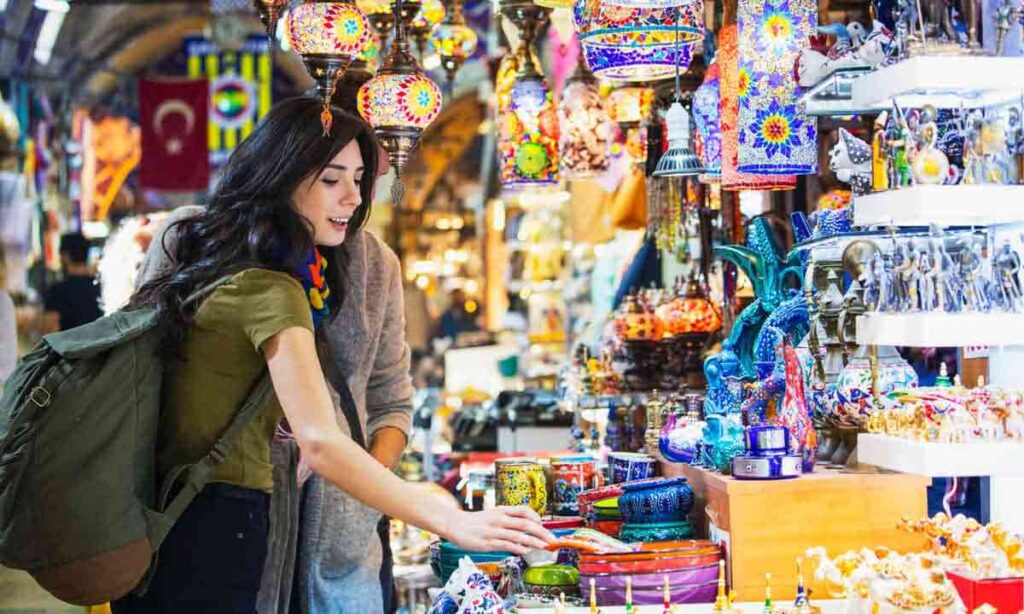 تصویر خانمی در حال خرید از بازار استانبول