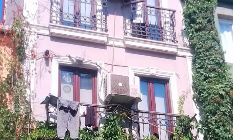 تصویر ساختمان هاستل تکسیم سیتی