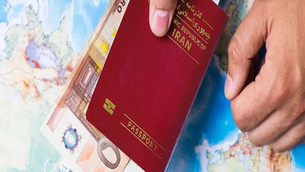 تصویر پاسپورت به همراع مقداری پول