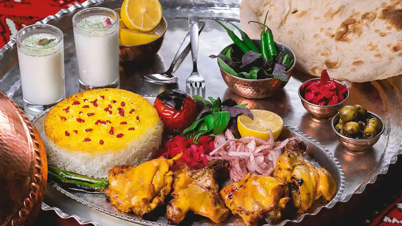 تصویر یک سینی از غذاهای ایرانی در یکی از رستوران های سنتی تهران