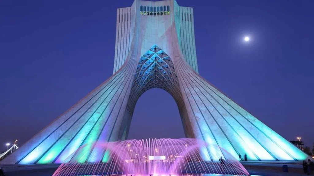 برج آزادی تهران در شب