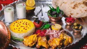 تصویر یک سینی از غذاهای ایرانی در یکی از رستوران های سنتی تهران