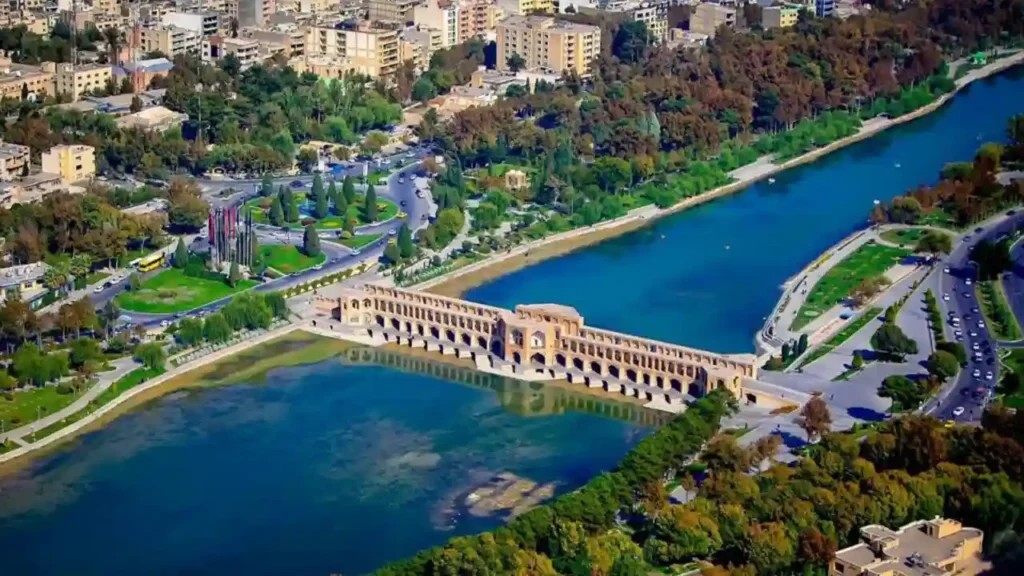 تصویر رودخانه زاینده رود در اصفهان