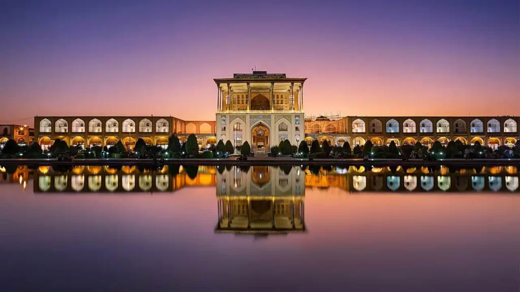 نمایی از عالی قاپو اصفهان در شب