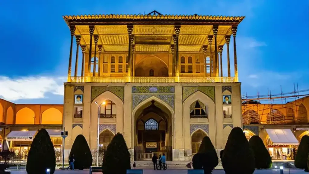 ایوان ستون دار عالی قاپو