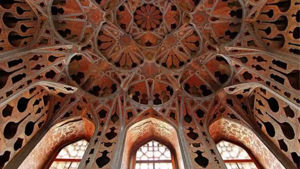 معماری بینظیر سقف عالی قاپو