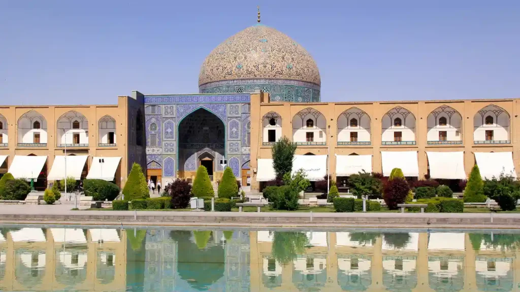 تصویری از مسجدی بدون مناره در میدان نقش جهان