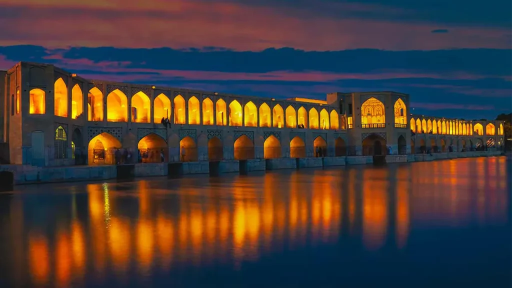 نمایی از پل خواجو در شب