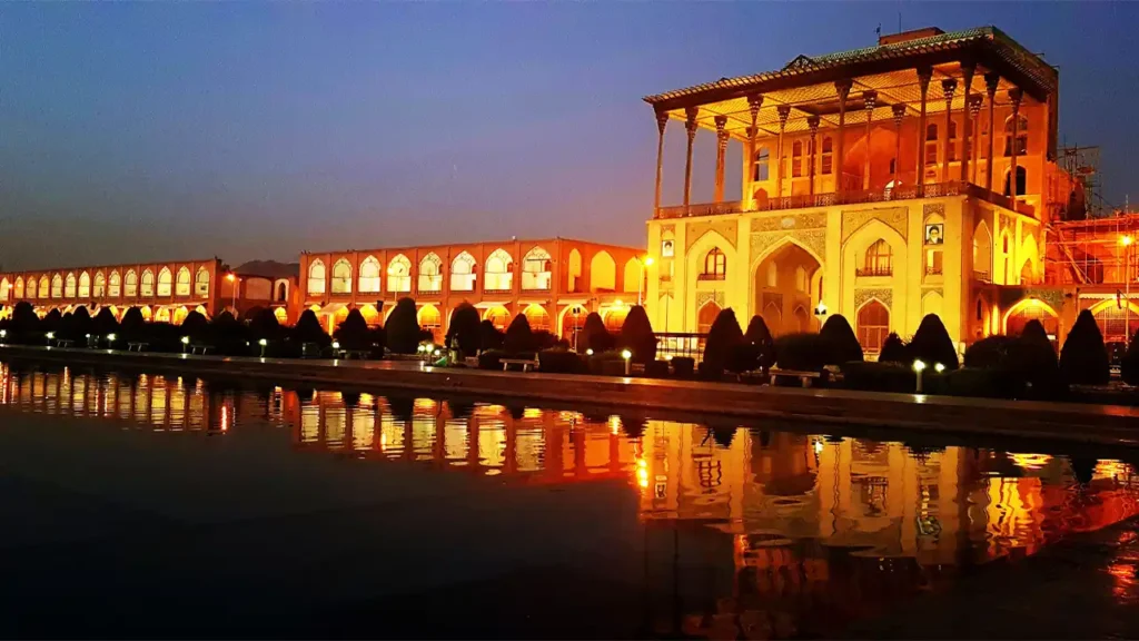 نمای عالی قاپو در شب