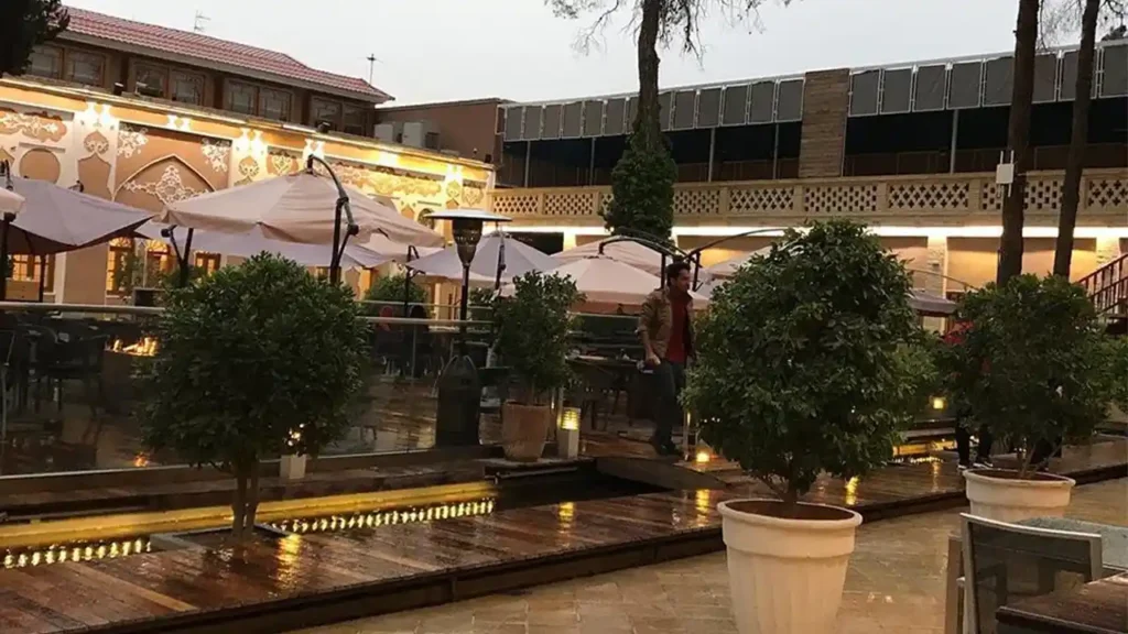 کافه آرک آ روبروی کلیسای وانک