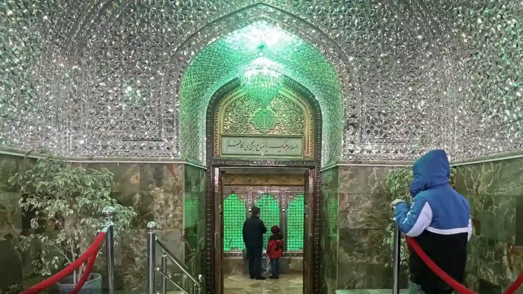 داخل صحن اصلی امامزاده