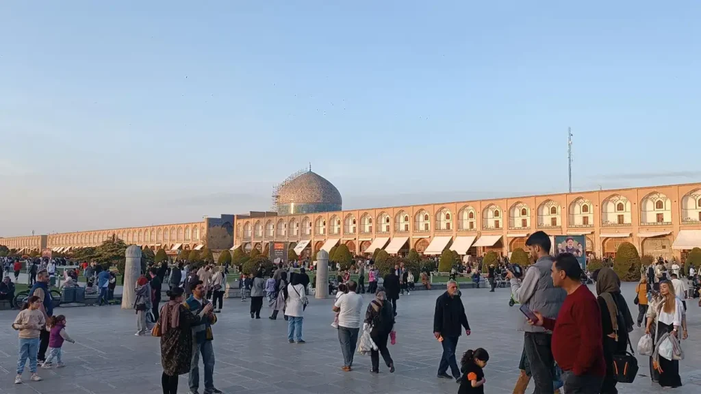 پیاده روی و عکاسی در میدان نقش جهان