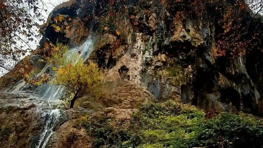 آبشار و روستای کمرد