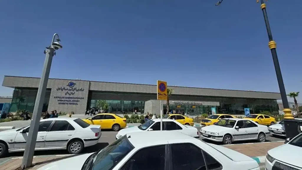 تاکسی های جلوی ورودی فرودگاه کرمان