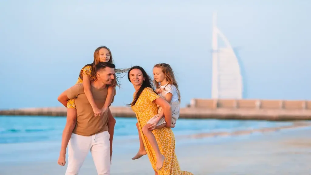 یک خانواده ۴ نفره در کنار سواحل دبی