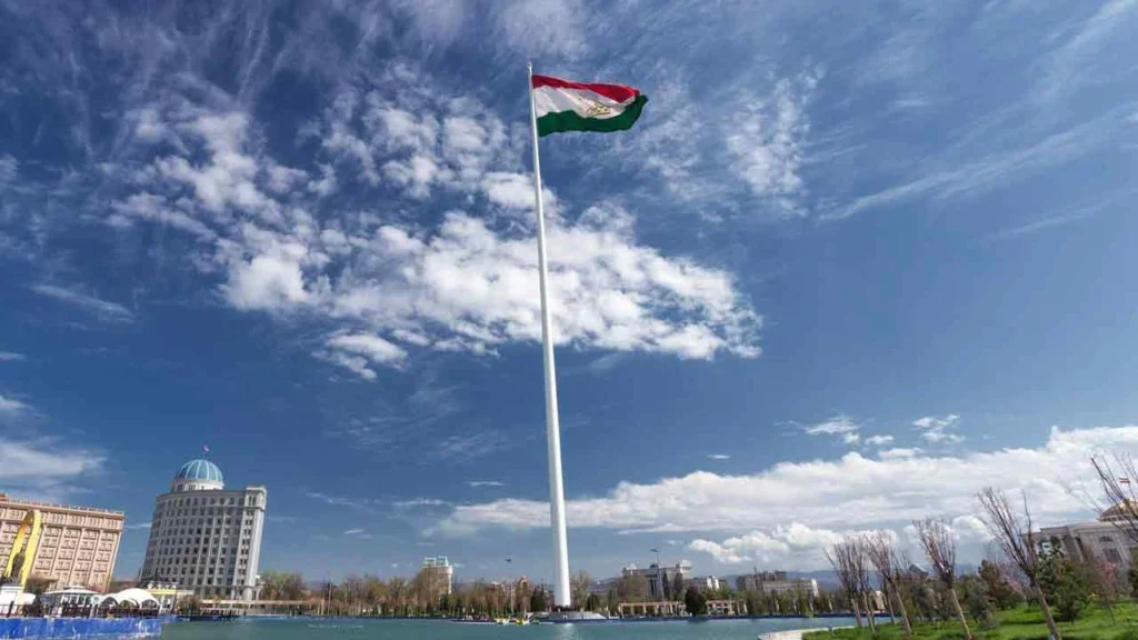 بیرک بزرگ ترین پرچم شهر دوشنبه
