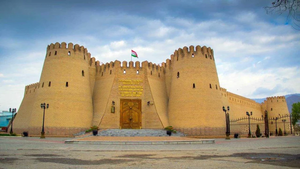 قلعه خجند از مکان های تاریخی تاجیکستان