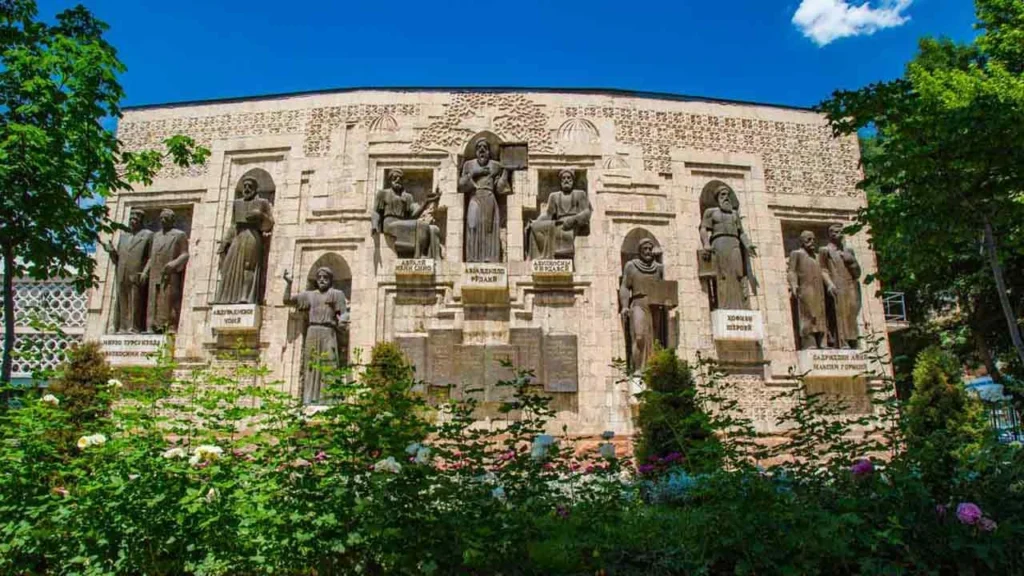عکس بنای یادبود نویسندگان تاجیک