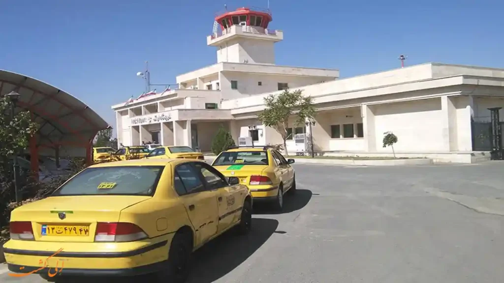 تاکسی ها جلوی فرودگاه اراک