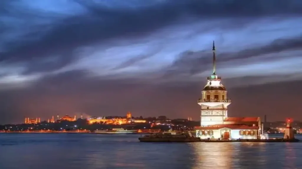 برج دختر در شب