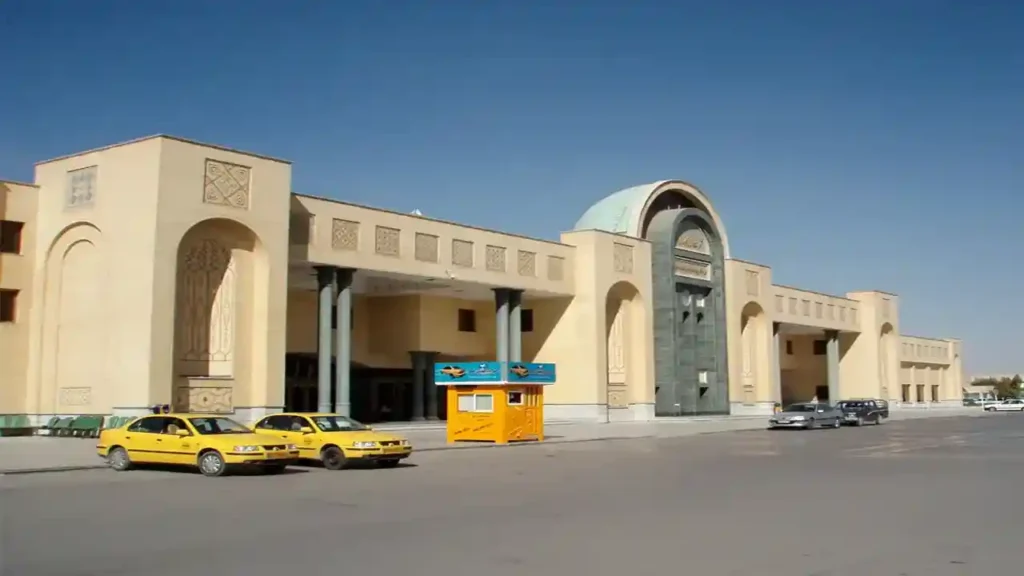تاکسی ها رو به روی ورودی فرودگاه اصفهان