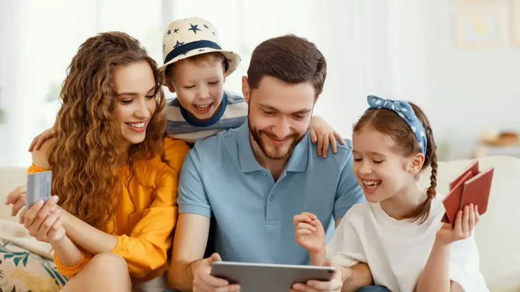 خانواده در حال تصمیم گیری برای رزرو هتل فولبرد یا هافبرد