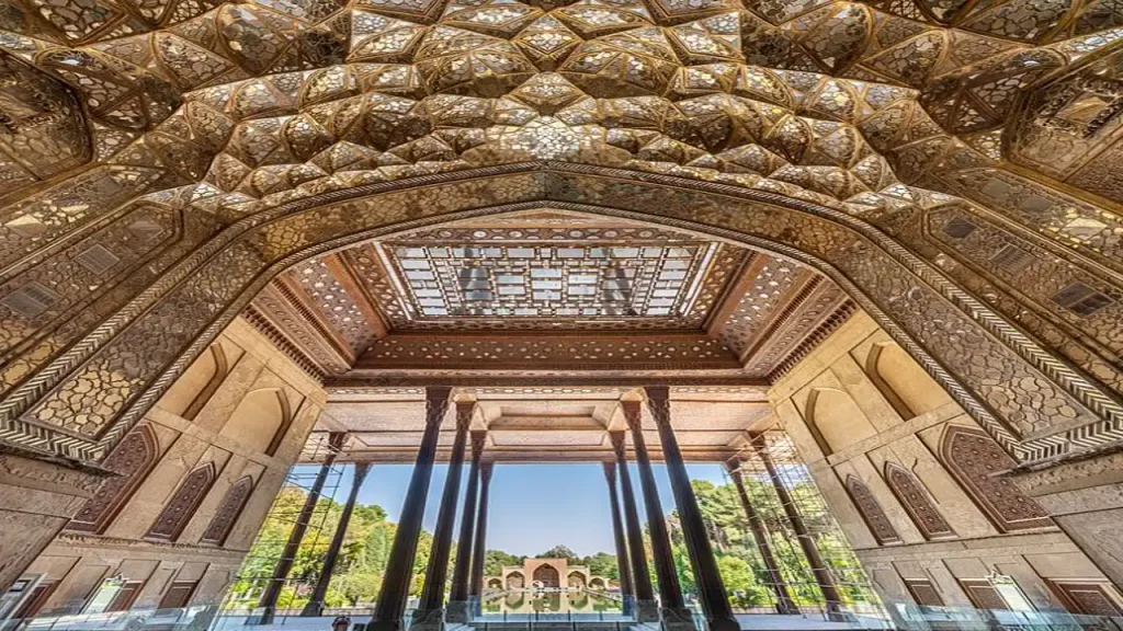 نمایی از معماری و طاف کاخ چهل ستون اصفهان