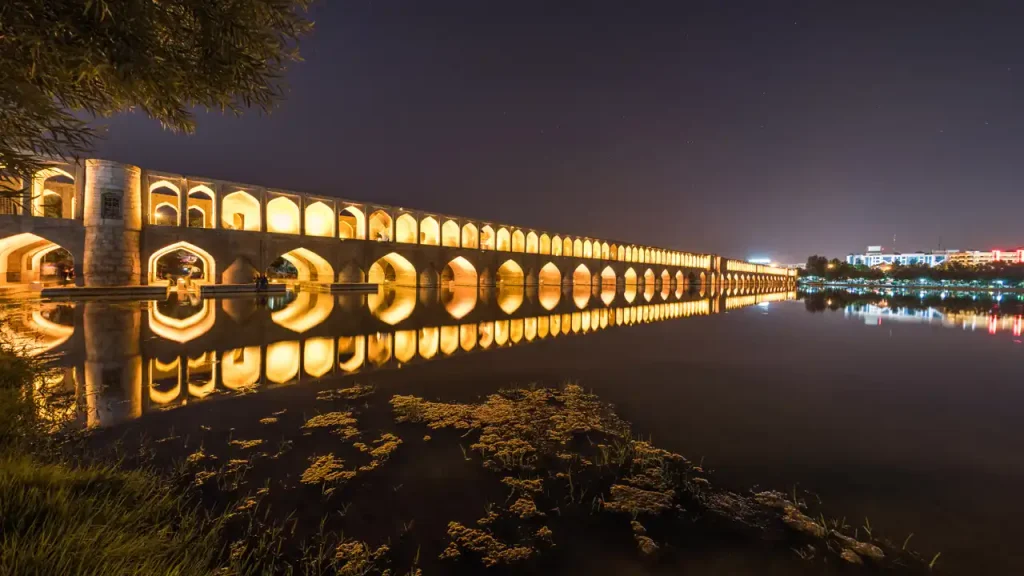 سی و سه پل در شب