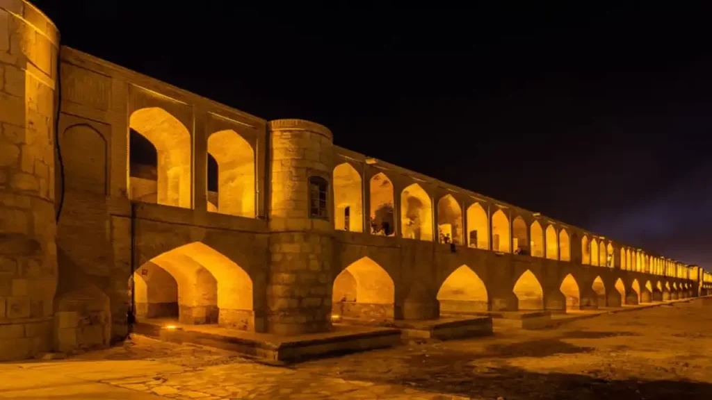 نمایی از دو طبقه سی و سه پل