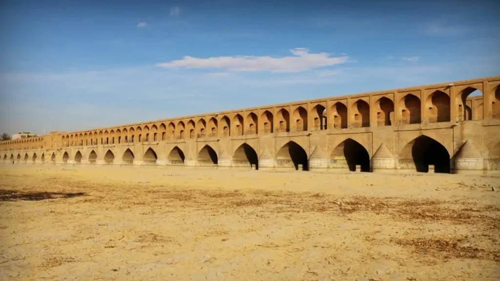 سی و سه پل بر بستر خشک رودخانه