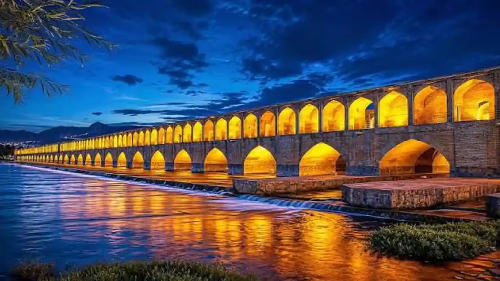 زاینده رود در شب