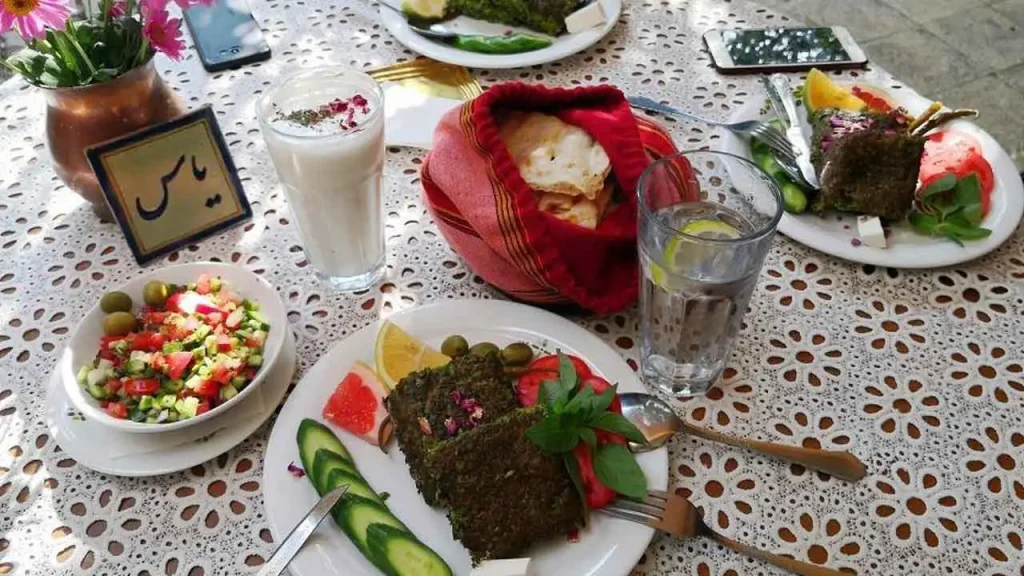 میز غذای کافه تهرون