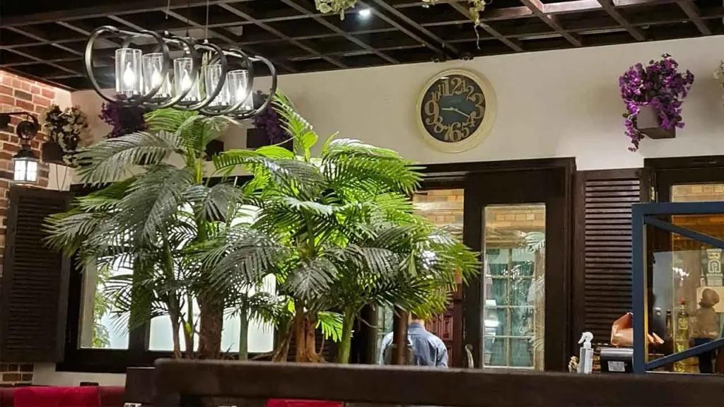 رستوران پارلا
