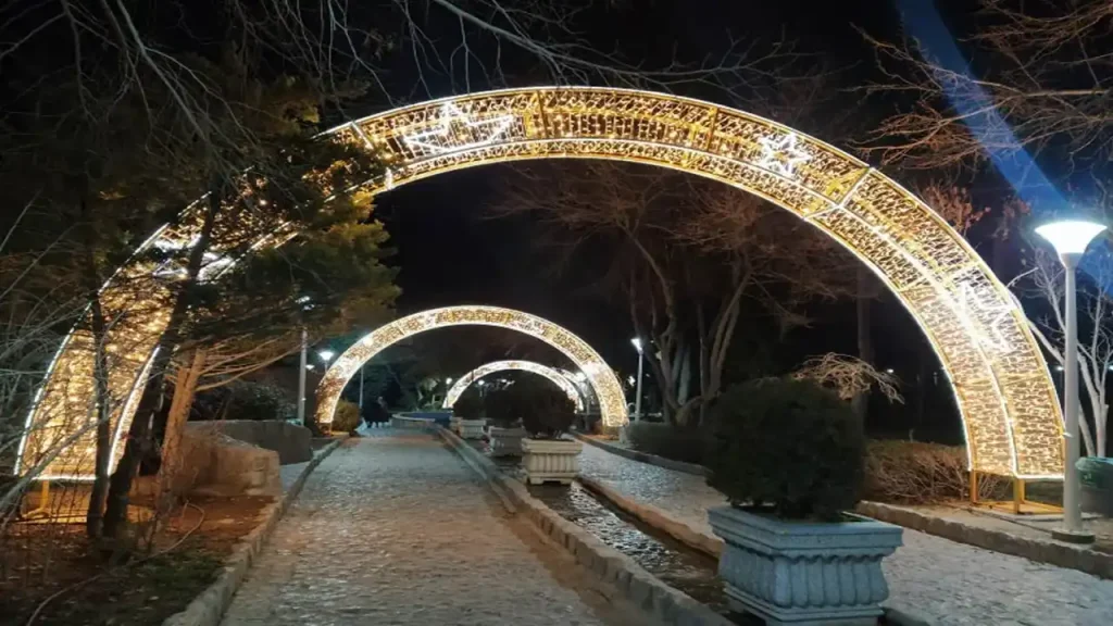فضای سبز پارک مشتاق اصفهان در شب در حاشیه زایندهرود